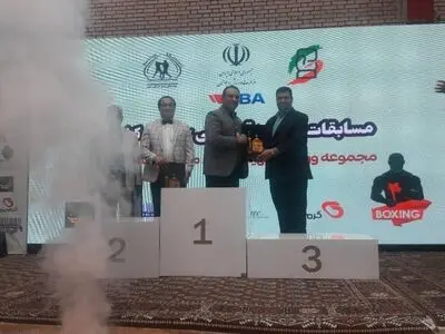 پیگیری دلیل ریزش سکوی اهدای جوایز مسابقات بوکس/ از تعدد نفرات تا بی‌توجهی به تذکرات