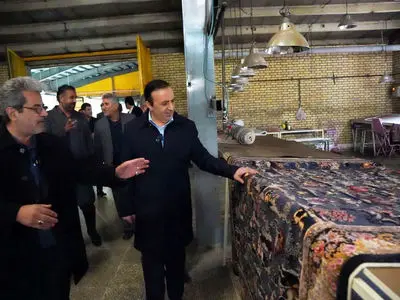 استاندار قزوین از واحد تولیدی فرش ماشینی «اطلس دیبا» بازدید کرد