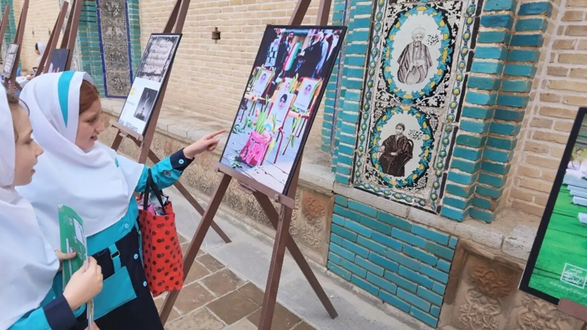 برپایی نمایشگاه عکس شهدای مدرسه میناب در تکیه معاون‌الملک کرمانشاه