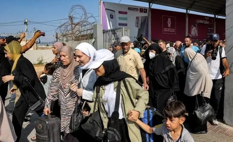 خروج نخستین مجموعه از شهروندان خارجی از غزه به مصر
