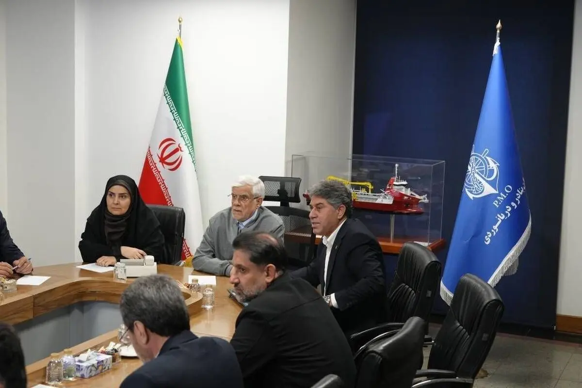 یا در میز مذاکره حقمان را خواهند داد یا در میدان آن را به‌دست می‌آوریم/ انبارهای کشور مملو از کالا است