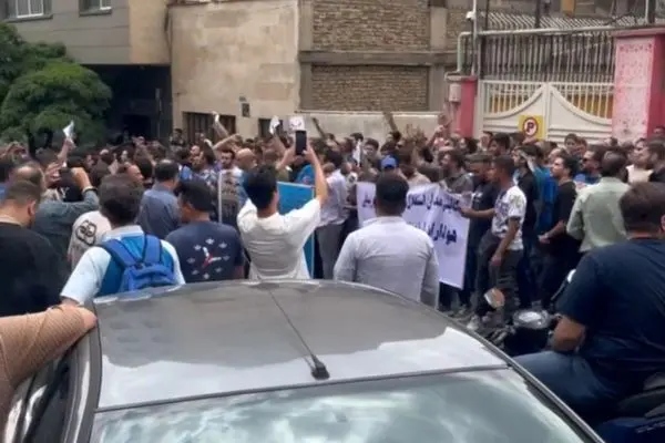 تجمع هواداران مقابل باشگاه استقلال: مدیریت زیر بار فشار اعتراض‌ها