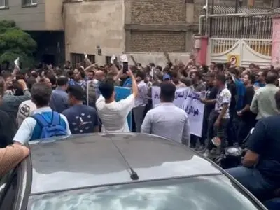 تجمع هواداران مقابل باشگاه استقلال: مدیریت زیر بار فشار اعتراض‌ها