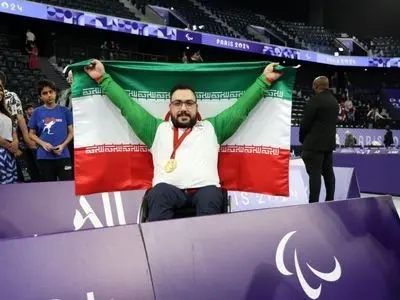 برافراشته شدن پرچم مقدس جمهوری اسلامی ایران با کسب قهرمانی رستمی(ویدیو)