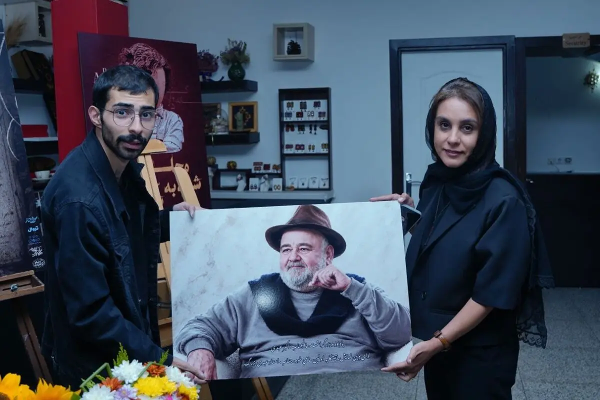 شمع یادبود اکبر عبدی توسط دخترش افروخته شد 