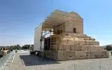 آرامگاه کوروش در تسخیر داربست‌ها/ عملیات مرمت دو سال دیگر ادامه دارد