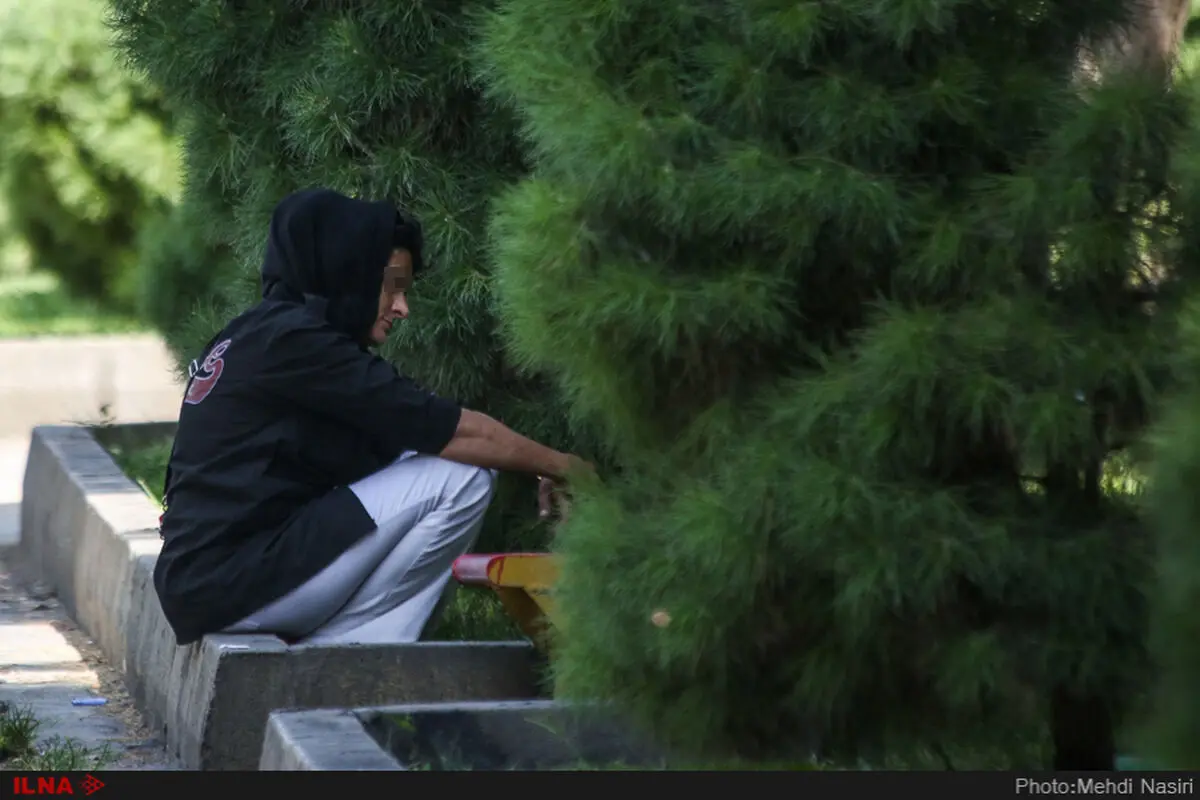 اینجا زن و مرد دراز به دراز افتاده‌اند، خمار و نشئه می‌شوند، دود می‌کنند و توهم می‌زنند
