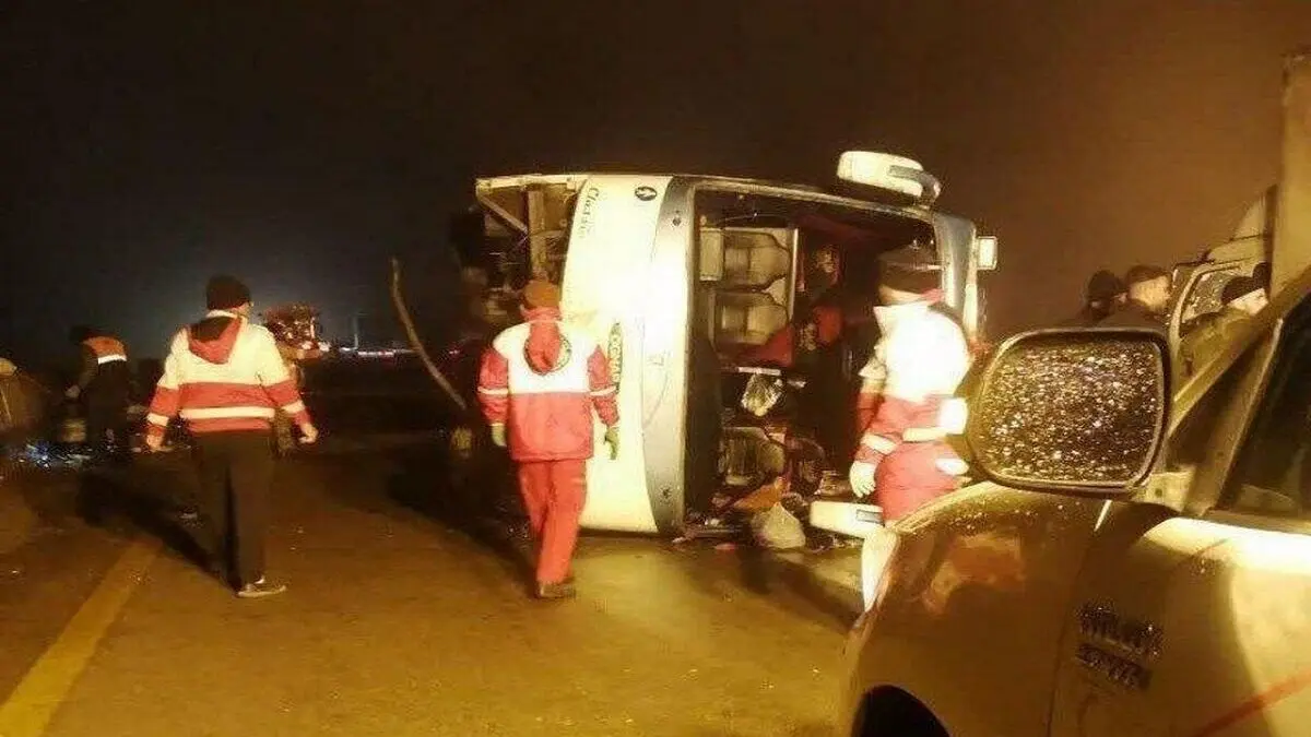 افزایش شمار مصدومان حادثه واژگونی اتوبوس مسافربری تهران - مشهد به 10 نفر