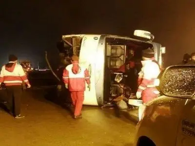 افزایش شمار مصدومان حادثه واژگونی اتوبوس مسافربری تهران - مشهد به 10 نفر