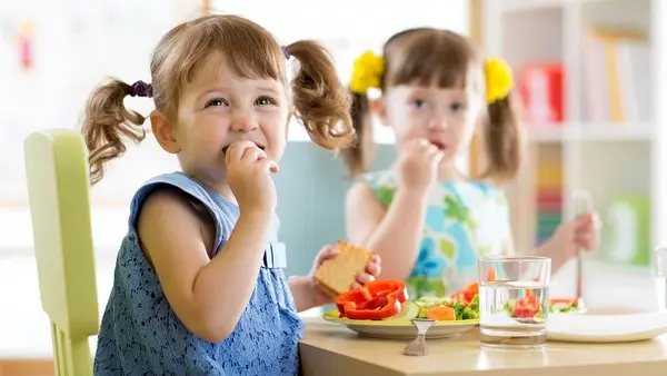 بهترین عادتهای غذایی را به کودکانتان بیاموزید