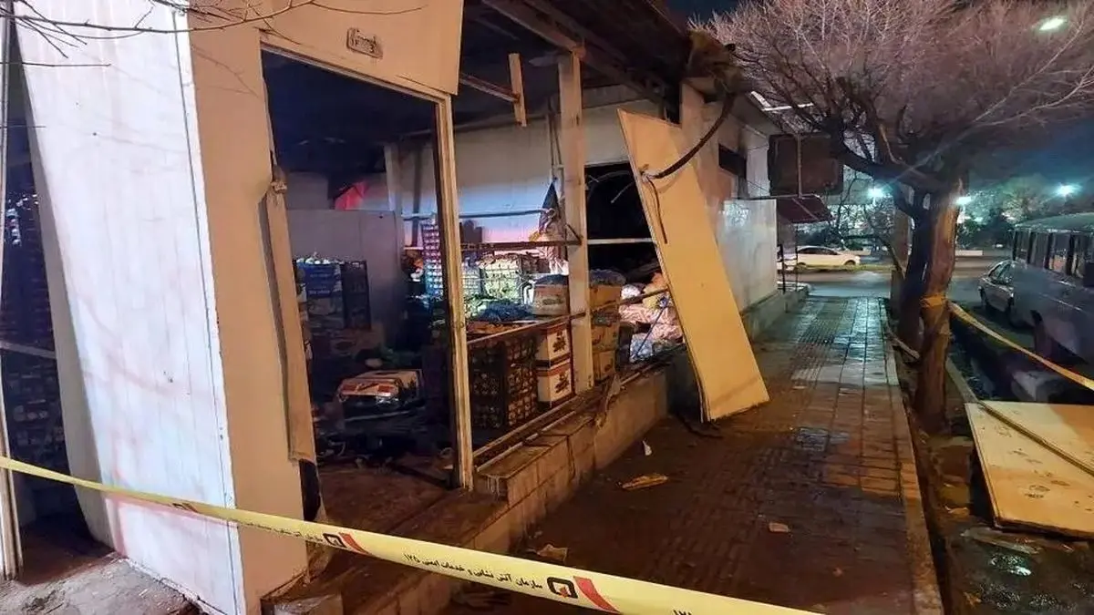 مصدومیت دو کارگر در آتش‌سوزی کانکس میوه فروشی