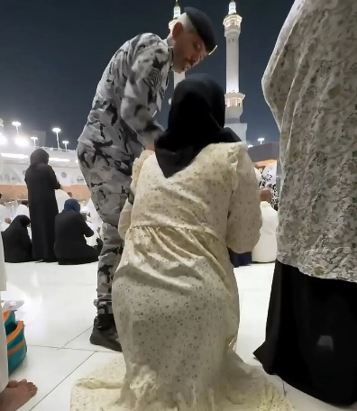 برخورد عجیب ، زشت و بی‌ ادبانه مامورین عربستانی با حجاج مکه  + فیلم