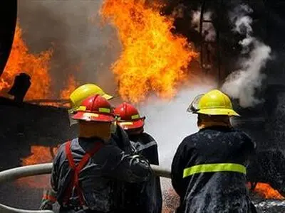 مهار آتش‌سوزی گسترده یک سوله نگهداری موادغذایی و بهداشتی در شهر یاسوج
