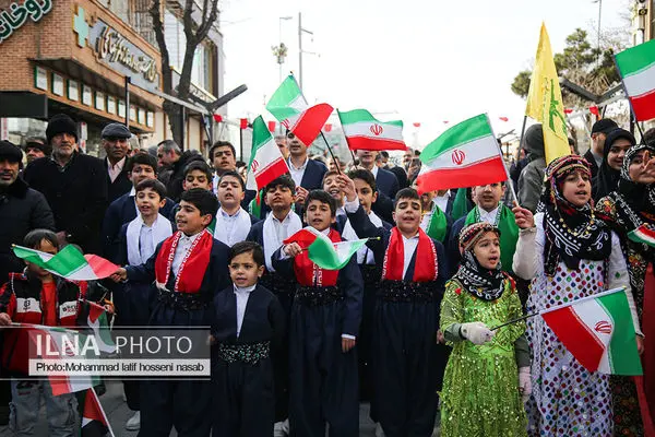 حضور حماسی مردم سنندج در راهپیمایی ۲۲بهمن 