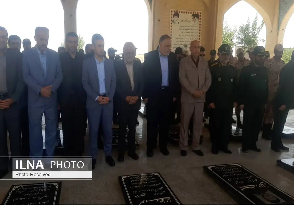 استاندار قزوین در مزار شهدای تاکستان حضور پیدا کرد