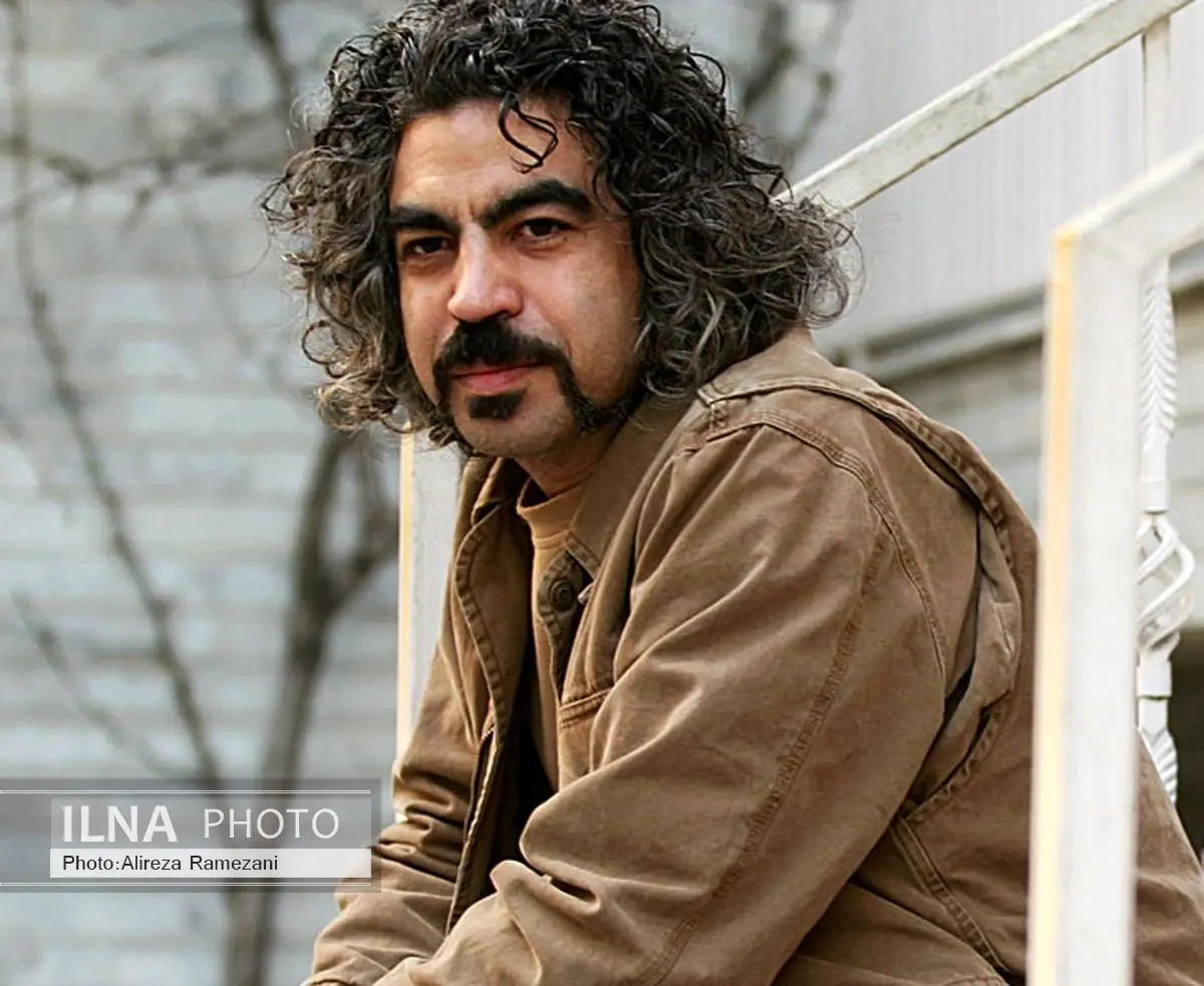سروش صحت مقابل فرزاد حسنی مینشیند