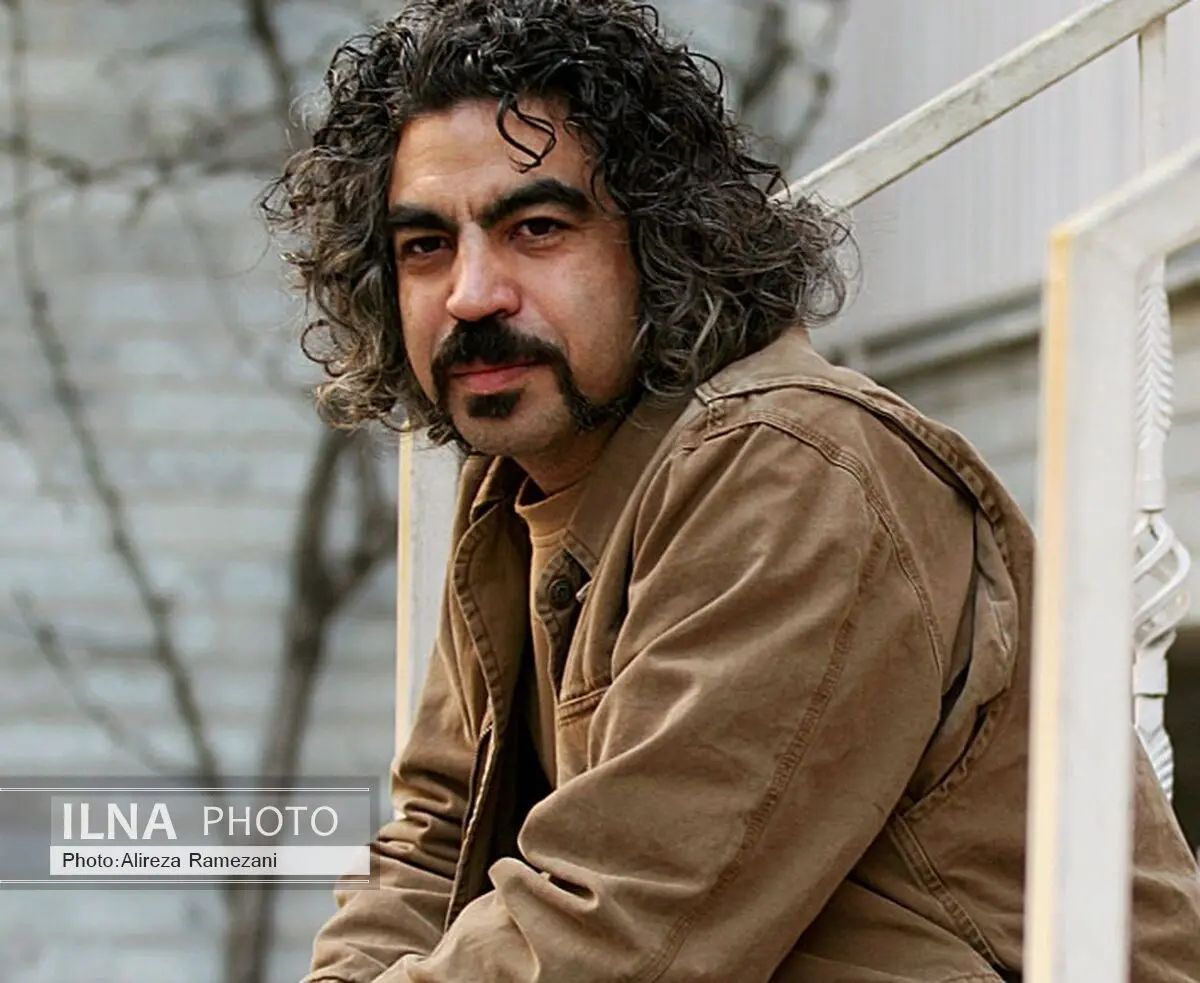 سروش صحت مقابل فرزاد حسنی می‌نشیند