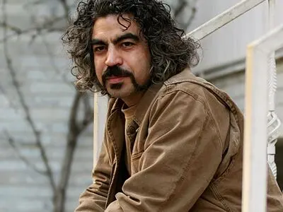 سروش صحت مقابل فرزاد حسنی می‌نشیند