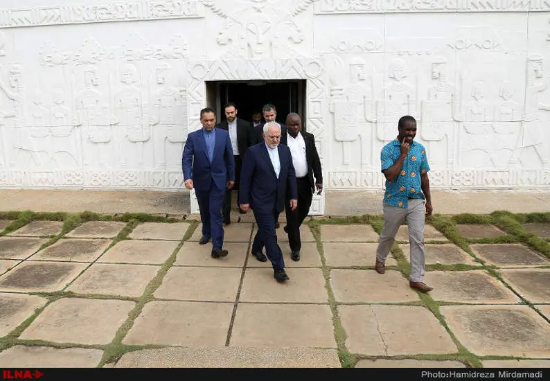بازدید محمدجواد ظریف وزیر امور خارجه کشورمان ازآرامگاه قوام نکرومه، رهبر استقلال جمهوری غنا