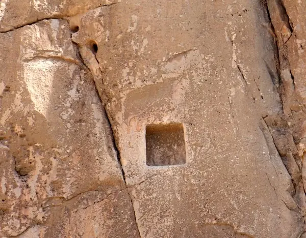 کشف یک کتیبه سنگ گور جدید به خط پهلوی کتابی در صخره‌های نقش رستم