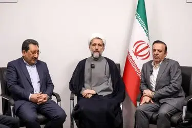 بانک مرکزی ایران در سیاست‌های اقتصادی کشور دخالت نکند