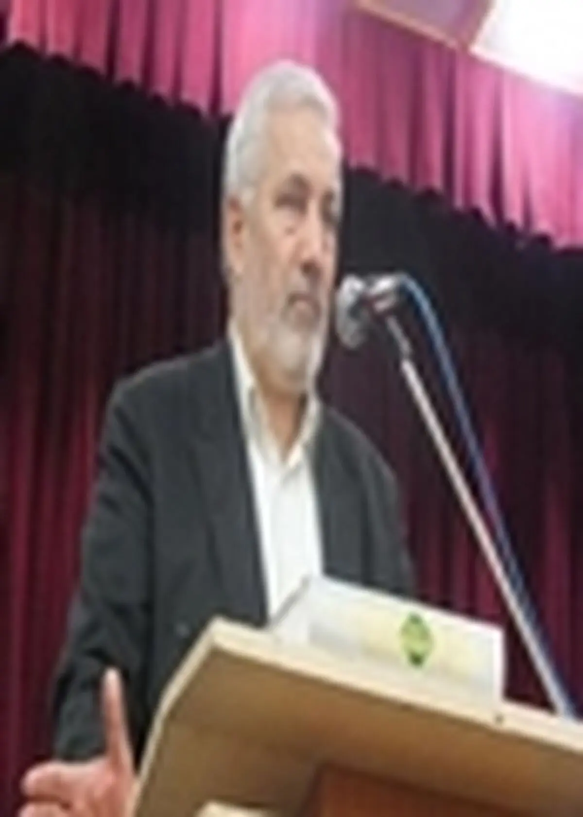 شهردار و اعضای شورای شهر خادمین مردم هستند