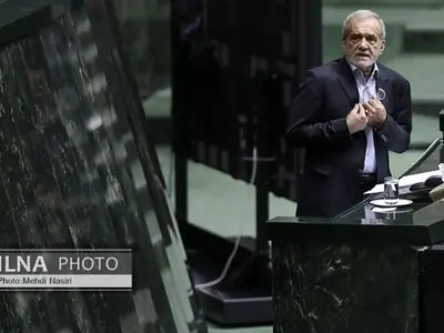 الرئیس بزشکیان: على الدول الإسلامیة منع استمرار الأزمة السوریة