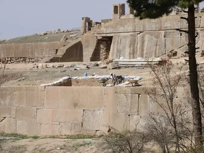 کاوش کتیبه سه زبانه داریوش در صفه جنوبی تختگاه تخت جمشید