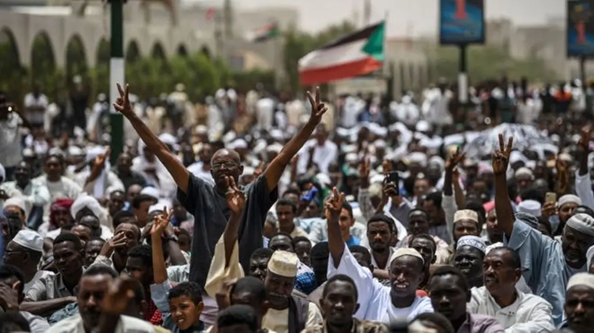 السودان.. تحرکات عسکریة واعتقال أغلب أعضاء مجلس الوزراء