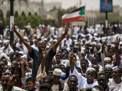السودان.. تحرکات عسکریة واعتقال أغلب أعضاء مجلس الوزراء