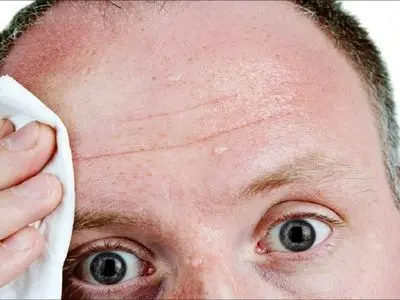 ۷ عامل تعریق شبانه؛ چه زمانی باید نگران شویم؟ 