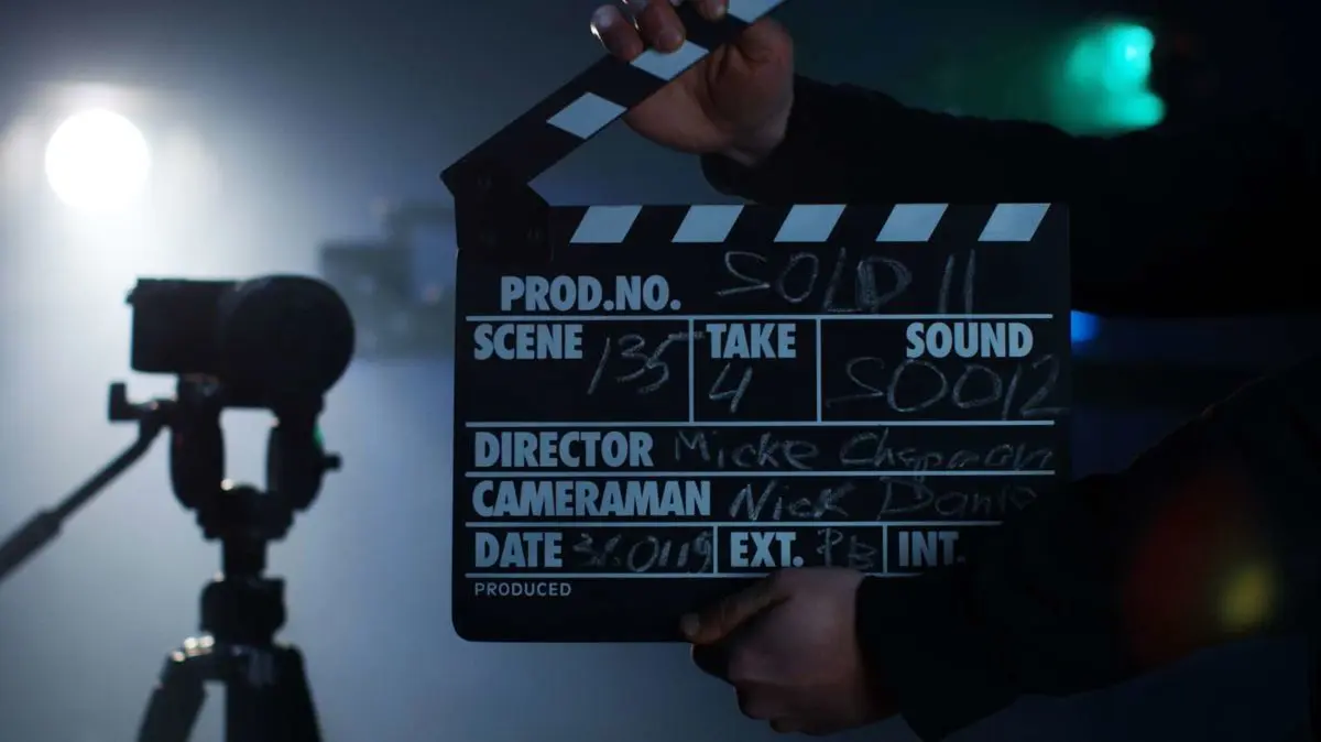 یکی جامعه را مصیبت‌زده می‌بیند و دیگری نیازمند نشاط می‌داند