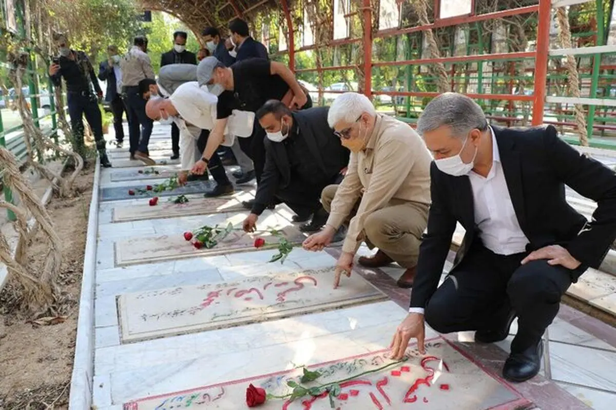 خبرنگاران فارس به شهدای مدافع سلامت ادای احترام کردند