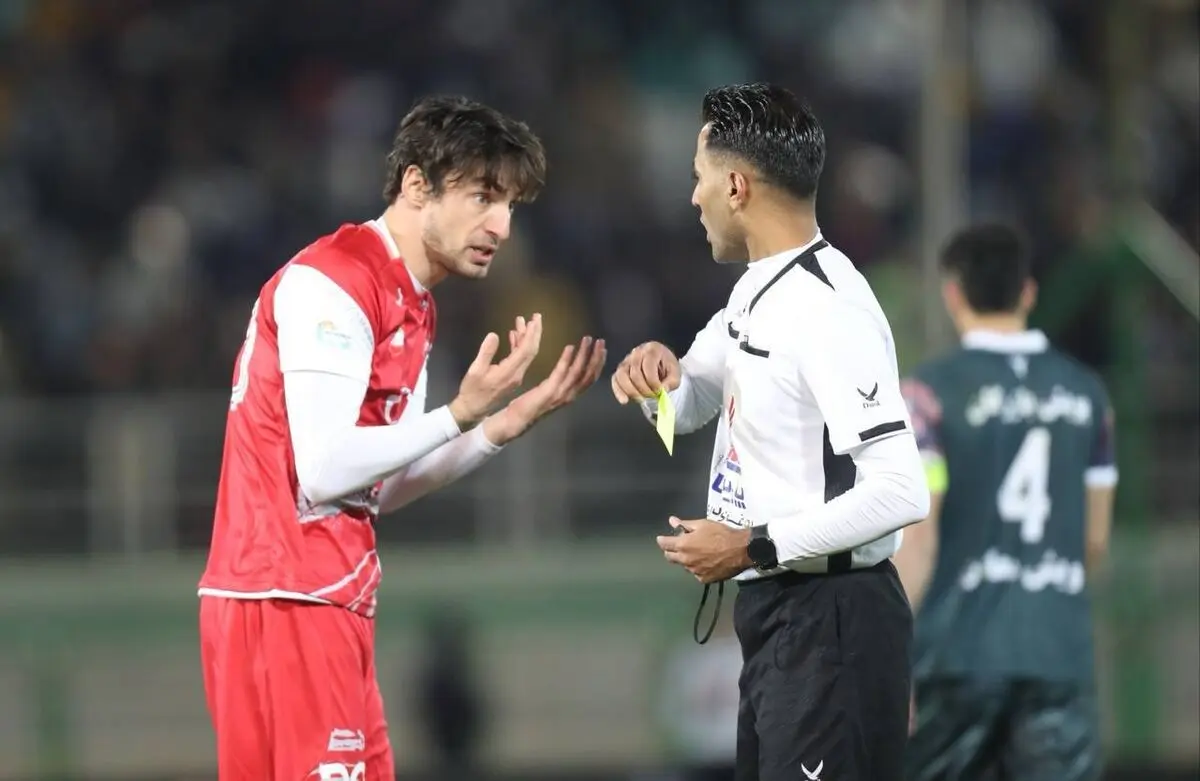 محرومیت تا اطلاع ثانوی برای داور ذوب آهن - پرسپولیس 

