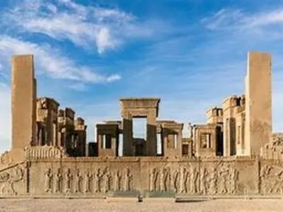 کوروش محمدخانی: گلسنگ ها در تخت جمشید نفوذ کرده اند/ نبود بودجه کار مرمت را کند کرده است
