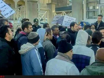 کارگران کاشی گیلانا مقابل فرمانداری رودبار تجمع کردند 