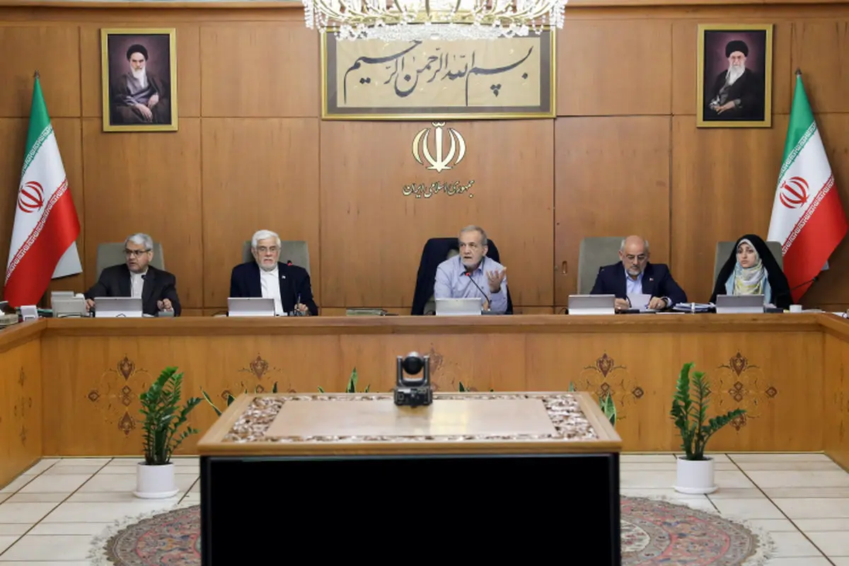هر مقررهای که موجب فشار اقتصادی بر زندگی مردم شود، باید سریعا اصلاح شود