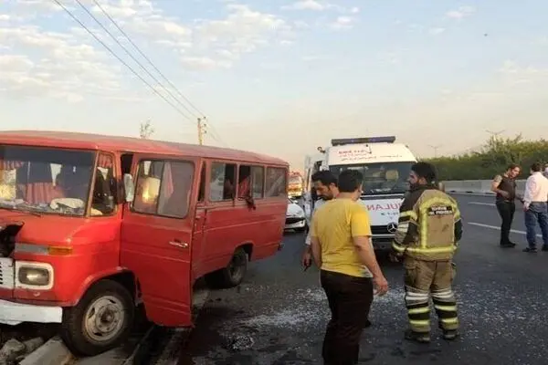 ۱۱مجروح در حادثه‌ی برخورد مینی‌بوس حامل کارگران با درخت