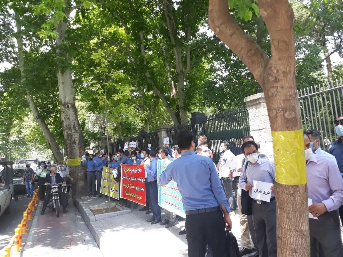 تجمع کارکنان «شرکت بهره‌برداری متروی تهران» مقابل شورای شهر/ طرح درخواست اصلاح عناوین شغلی و واکسیناسیون رهبران 