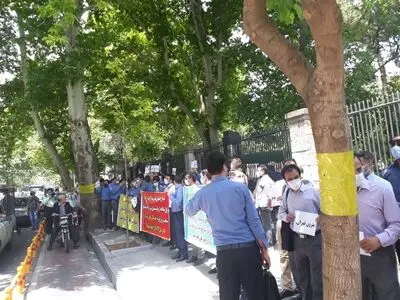 تجمع کارکنان «شرکت بهره‌برداری متروی تهران» مقابل شورای شهر/ طرح درخواست اصلاح عناوین شغلی و واکسیناسیون رهبران 
