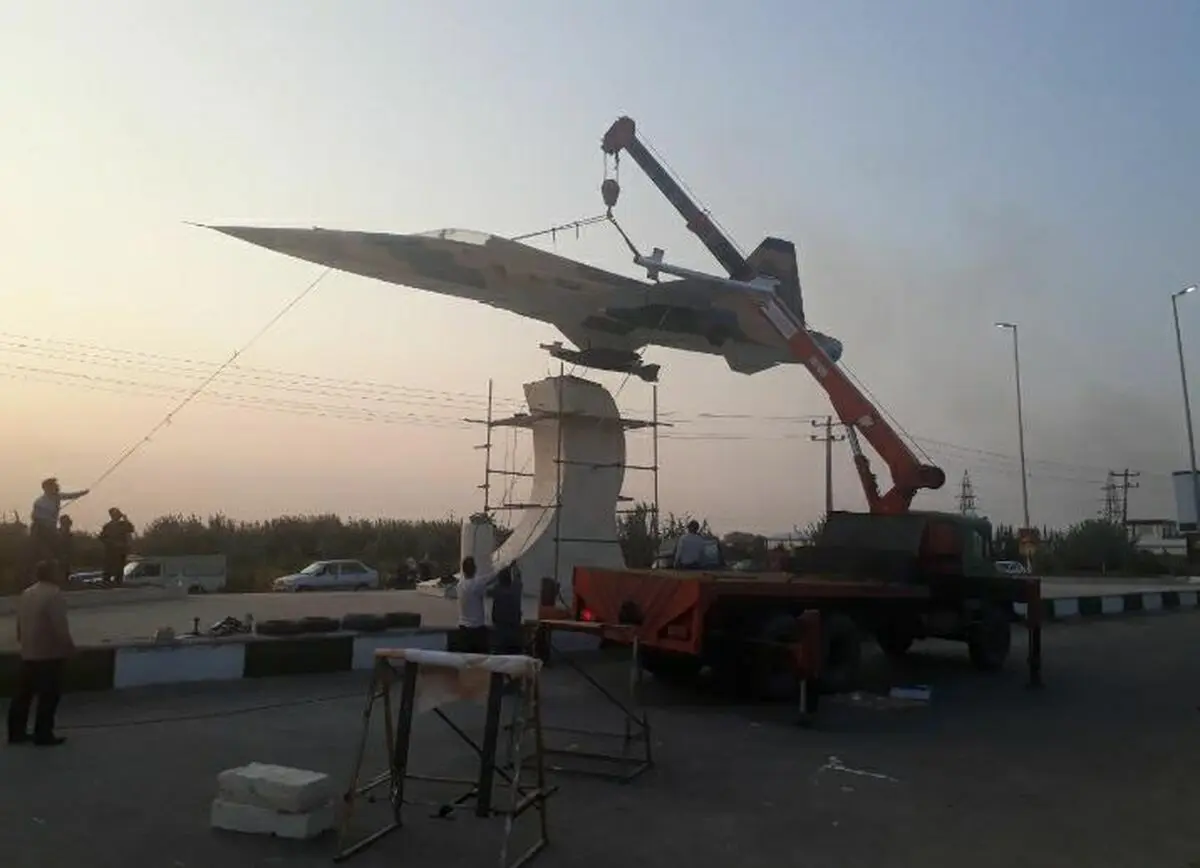 نصب ماکت جنگنده اف ۵ در محل یادمان سرلشگر خلبان شهید پرویز ذبیحی