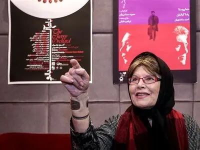 هما روستا زنگ افتتاح نمایش «رام کردن زن سرکش» را می‌نوازد