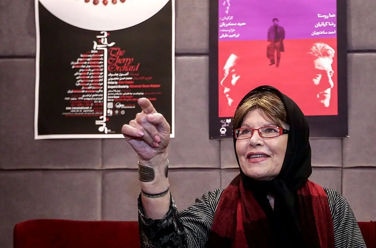 هما روستا زنگ افتتاح نمایش «رام کردن زن سرکش» را می‌نوازد