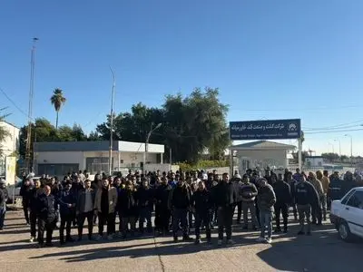 دهمین روز تجمع کارگران شرکت قند خاورمیانه شوش برگزار شد