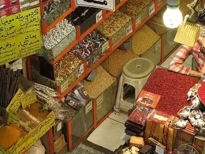 کشف 5 تن مواد غذایی تاریخ گذشته از مغازه‌های اطراف حرم امام رضا (ع) در مشهد