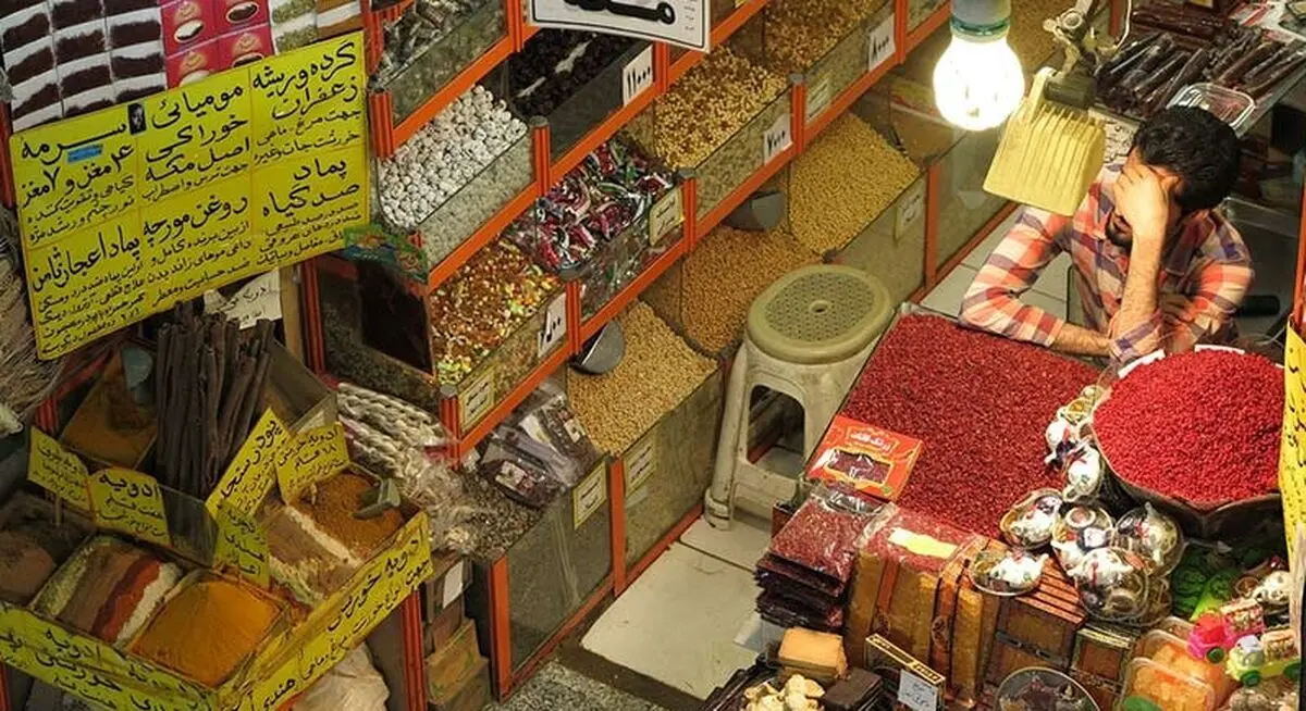 کشف 5 تن مواد غذایی تاریخ گذشته از مغازه‌های اطراف حرم امام رضا (ع) در مشهد
