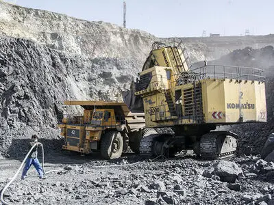 کارگران چادرملو: حاضر به عقد قرارداد با پیمانکار نیستیم/ طبق قانون کارگر رسمی معدن هستیم