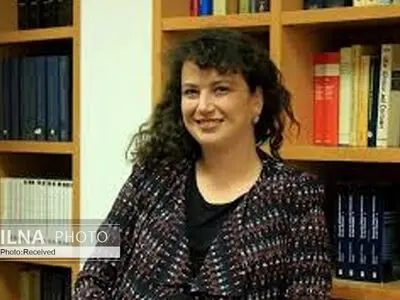 فمنیسم بدون هیچ تحلیل طبقاتی به پایان راه نزدیک است/ هنوز فمنیست‌های معروف جهان درگیر شکاف دستمزدی هستند/ زنان تحصیلکرده از بسیاری جهات به مردان شباهت یافته‌‌اند