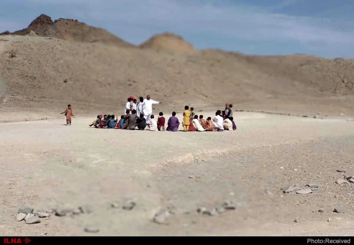 تحصیل  در سایه/ 10 دانش آموز بر روی دو نیمکت شکسته/ دستی برای یاری نیست