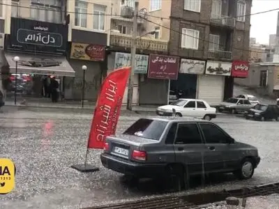 بارش شدید تگرگ در سنندج و آبگرفتگی معابر + فیلم